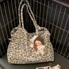 Bolso de hombro estilo coreano, de corte relajado y gran capacidad, adecuado para ir al trabajo y a la escuela, con un diseño retro de estampado de leopardo y estrellas, un bolso tote versátil y casual