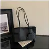 Nova bolsa feminina de grande capacidade retrô para comércio exterior, bolsa tote casual e simples, bolsa de ombro de braço moderna e única