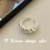Estilo Retro Coreano Joyería Brillante Plateada de Lujo Ligero Anillo de Croissant Rayado de Plata de Ley S925 Sensación de Nicho de Gama Alta Apilable