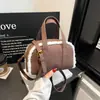Bolsa de Pelúcia Retro com Textura de Nicho para Mulheres 2025 Nova Outono e Inverno Bolsa Transversal Simples Pequena Quadrada Fashion de Ombro Único