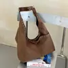 Bolso Tote de Moda Transfronterizo con Remaches Retro para Mujer 2026 Nuevo de Alta Gama Gran Capacidad para el Trabajo Bolso de un Solo Hombro