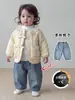 Conjunto de tres piezas de algodón para invierno para bebé niña: abrigo de algodón acolchado con lazo dulce, camiseta básica y jeans para niña