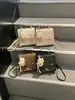 2026 Nueva Textura Tejida Colgante de Osito Mochila para Mujer Estilo Retro de Alta Gama Mini Bolso Bandolera Bolso Pequeño