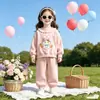 Conjunto dulce de principios de otoño para niñas, nuevo estilo 2026, ropa de otoño súper linda para niños, conjunto de dos piezas de top y pantalón jogger para niños