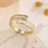 Anel de dedo de luxo leve com diamantes incrustados de camada dupla estilo europeu e americano, esmalte preto e branco, óleo pingado, design de nicho com zircônia
