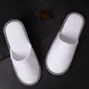 Pantuflas desechables de hotel hospitalidad en casa salón de belleza felpa encriptada pantuflas no desechables fábrica de origen