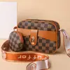 Una generación de cabello 2025 primavera/verano tendencia estampado retro bolsa para madre de mediana edad bolso de hombro diagonal bolso cruzado para mujer transfronterizo