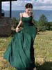 Vestido de Suspensório Estilo Férias na Praia com Design que Marca a Cintura, Emagrecedor e Fluido, Vestido de Praia com Barra Larga para Mulheres, Novo Vestido de Verão para Viagem