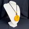 Collar con Colgante Flor de Abeja Amarilla Tallada Floreciendo Riqueza, Cuenta Espaciadora Nepalí Flor de Peonía Hebilla de Seguridad Cadena para Colgar en Suéter