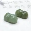 Jade Hetian Natural Gato Acostado Accesorio Pequeño, Material Qinghai Jade Verde y Blanco Agujero Pasante Gato Adorno de Jade para Hacer Manualidades