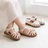 Talla 27-32 2026 Sandalias para Niña de Cuero Ultra-Fibra con Punta Cerrada, Estilo Coreano, Suela Suave, Sandalias de Moda de Venta Caliente 5748