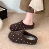 Pantuflas de medio zapato cerradas de algodón con suela gruesa, forradas de felpa, de lunares, modelo 2026, para invierno, para mujeres, para exteriores y para casa