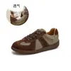 Zapatos de entrenamiento vintage alemanes de cuero de vaca de capa superior para mujer, nuevos zapatos deportivos planos para exteriores de otoño 2026, zapatos versátiles casuales Forrest Gump