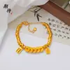 Esperando la venta al por mayor de pulseras de diseño de lujo de nicho con monedas de los Cinco Emperadores chapadas en oro y colgantes de ábaco para la paz y la salud