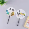 En stock ventilador de publicidad de pp de dibujos animados al por mayor ventilador promocional de lugar escénico de la ciudad ventilador de grupo accionado a mano ventilador de goma ventilador de dibujos animados personalización