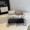 Bolso Pequeño Cruzado para Mujer, Bolso de Mano Retro de Nicho, Bolso Cuadrado Pequeño Versátil de Hombro Único para Debajo del Brazo, Bolso de Mujer de Alto Valor Nuevo 2025