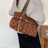 Bolso de axila grande de gamuza simple y moderno, bolso de moda con estampado de lunares de lujo ligero, nuevo bolso de hombro de otoño 2026