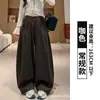 Calça de terno cinza escuro com caimento sofisticado, nova coleção outono 2026 feminina, cintura alta, solta, casual, plissada, perna larga