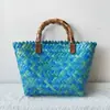Nova Bolsa de Cesta de Vegetais Tecida à Mão com Material Novo, Bolsa para Buquê de Presente, Bolsa de Mão Casual Versátil de Grande Capacidade com Alça Estilo Bambu