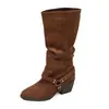 Botas femininas de salto alto estilo retrô europeu e americano, com saltos grossos, detalhes de fivela e estilo western, com acabamento em camurça.; disponível para atacado e sourcing transfronteiriço