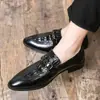 Nuevos Zapatos de Cuero Coreanos para Hombre Puntiagudos Modernos Casuales Moda Masculina Patrón de Cocodrilo Slip-on Zapatos de Vestir para Hombre Aumento Interior Negro