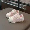Tênis Casuais Respiráveis da Moda Estilo Coreano para Meninos e Meninas Primavera e Verão 2026 Novos Sapatos Esportivos Leves Velcro Sapatos para Crianças Pequenas