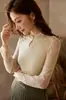 Camiseta básica de encaje patchwork de cuello medio para mujer con botones de lágrima, mangas de malla de algodón acanalado, elegante top interior