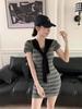 Xale Bordado de Pônei Estilo Coreano de Verão Vestido Tricô Gola Redonda Listrado de Manga Curta Saia Curta Slim que Molda o Corpo Feminino