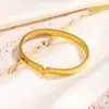 Estilo Ins Europeo y Americano Explosiones Transfronterizas Forma de V Simple Lujo Ligero Pulsera de Pareja Versátil para Mujer Color Dorado Cierre de Tarjeta Pulsera de Acero de Titanio