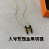 Collar Letra H de Hermes para Mujer, Colgante Cadena Clavícula Dorada con Esmalte V, Tamaño Mini Grande, Elegante, Lujo Ligero, Versátil, Sensación de Alta Gama