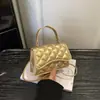 Bolso de mujer con rejilla en relieve 2026 nueva colección de primavera, texturizado, simple, moderno, de mano, de hombro, cruzado, bolso cuadrado pequeño chic