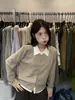 O único suéter VI+ de outono em estilo coreano, com blocos de cor retrô, versátil, modelador, de manga longa, com design falso de duas peças e gola, 99599