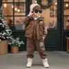 Conjunto de três peças para meninos para outono e inverno: colete acolchoado com estampa de letras combinado com moletom de manga comprida e calça jogger de moletom, espessado, à prova de vento e quente