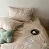 Elegante y rústico juego de ropa de cama de cuatro piezas bordado de algodón y lino, ropa de dormir de alta gama adecuada para todas las estaciones, funda de edredón y sábana transpirables