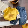 Coleção Outono 2026 Camiseta de Manga Longa para Meninos Top Falso Duas Peças Estilo Coreano Infantil Jeans Estrelado Roupa Infantil da Moda