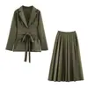 Traje de dos piezas para mujer con falda plisada, estilo para ir al trabajo, cintura ajustada, chaqueta de manga larga con detalle de corbata y falda larga. Venta al por mayor transfronteriza, disponible en 12 colores