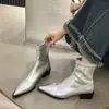 Nova coleção outono/inverno 2026: botas femininas de bico fino para tornozelo, botas de salto grosso, botas de ajuste justo, botas de salto alto e botas estilo Dr. Martens