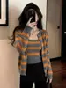 Conjunto de dos piezas con un top tipo chaleco de rayas contrastantes para mujeres petite, cárdigan largo de punto súper bonito y de gran apariencia para principios de otoño