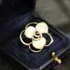 Broche clásico, elegante, de alta gama, calado, con incrustaciones de piedra, de pétalo de nácar natural, accesorio de alfiler de oro suave y simple