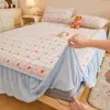 Un juego de tres piezas de colchas de encaje de terciopelo de leche frescas y delicadas, que incluye una falda de cama blanca engrosada para el invierno, una cubierta de cama de cobertura total y un protector de colchón