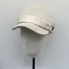 Sombrero de equitación de gamuza de ala plana estilo británico con hebilla para mujer, gorra de pico vintage de alta gama cálida y artística para otoño e invierno