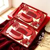 Un juego de peines de boda, que incluye un par de peines de espejo, en una caja de regalo, perfecto como regalo de boda para los recién casados.. Los peines están hechos de madera de color rojo vino y son parte de la dote de la novia.