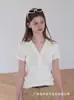 Camiseta de manga corta con cuello polo de hombro recto estilo old money para mujer, top de punto de verano con cuello de solapa, blanco fino