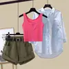 Um Look de Verão Estiloso: uma Camisa com Proteção Solar, uma Regata por Baixo e Shorts Jeans de Cintura Alta Emagrecedores em um Conjunto de Três Peças