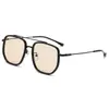 Gafas de sol de metal con montura grande de moda para hombre y mujer, sensación de alta gama, nuevas 2025, gafas de sol para conducir, protección solar ultravioleta