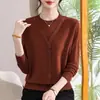 Suéter da Mãe 2026 Moda Outono Camisa Básica com Design Falso de Duas Peças, Top de Tricô Estiloso com Pedrarias para Mulheres de Meia-Idade