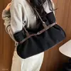 Bolso de hombro nuevo de gran capacidad, estilo coreano, otoño/invierno 2026, diseño simple, adecuado para el uso diario, versátil y perfecto para ir al trabajo, hecho de gamuza de felpa