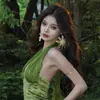 Pendientes de Flor Grande Tejidos de Paja Estilo Resort Costero para Mujer, Pendientes Pequeños Bohemios Exagerados que Muestran la Cara sin Pinzas para Orejas Perforadas