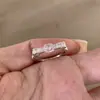 Anel de Dedo Coração Rosa com Laço de Diamante para Mulheres Luxo Leve Nicho Doce Alto Padrão Versátil para Usar no Dedo Indicador