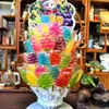 Paletas y Caramelos Duros en Varias Formas de Frutas para que los Niños Compartan Dulces y Den a sus Amigos Regalos Navideños. Puestos en la Puerta de la Escuela